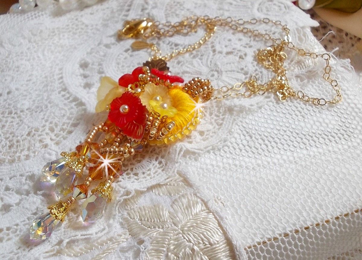 Collana con ciondolo a bottone in oro con cristalli e perle di varie qualità