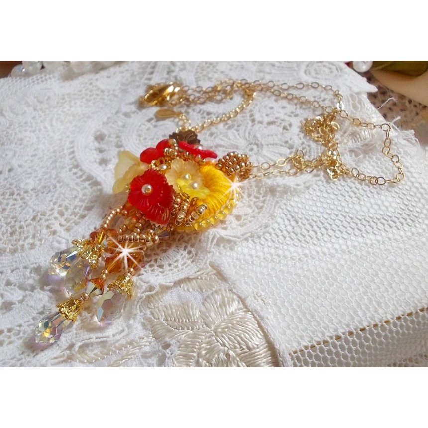 Collana con ciondolo a bottone in oro con cristalli e perle di varie qualità