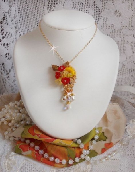 Collana con ciondolo a bottone in oro con cristalli e perle di varie qualit&agrave;