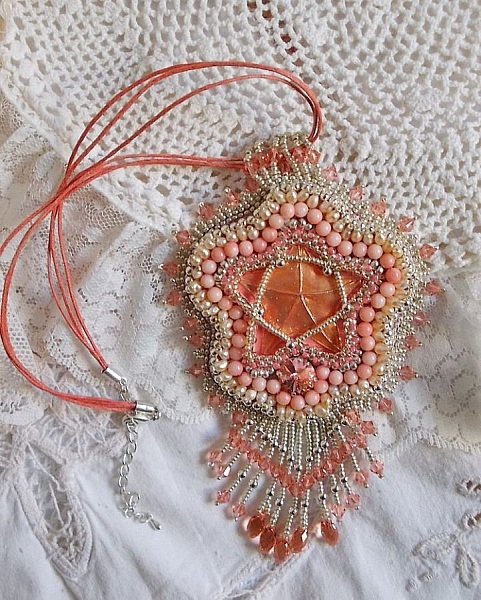 Collana con ciondolo in corallo ricamato con stella in metallo e perle coltivate 