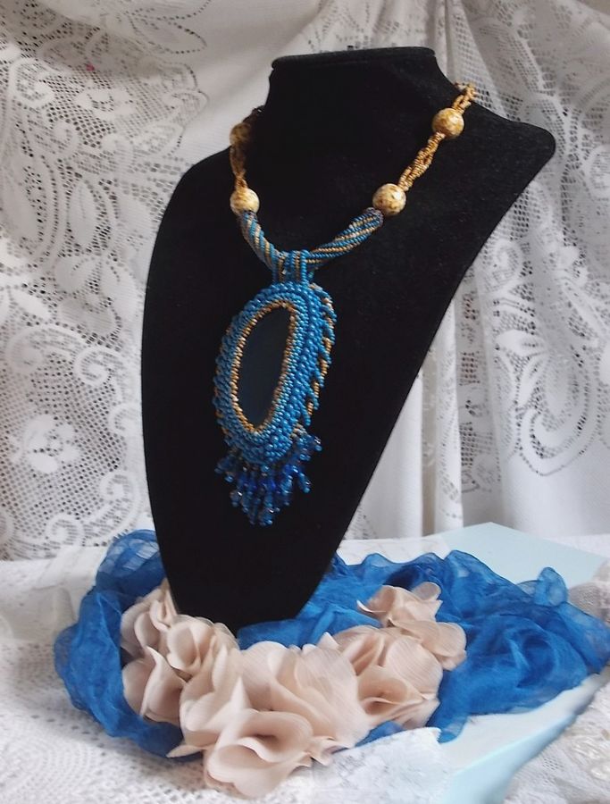 Collana con ciondolo Corsica ricamato con agata blu zaffiro e perline beige