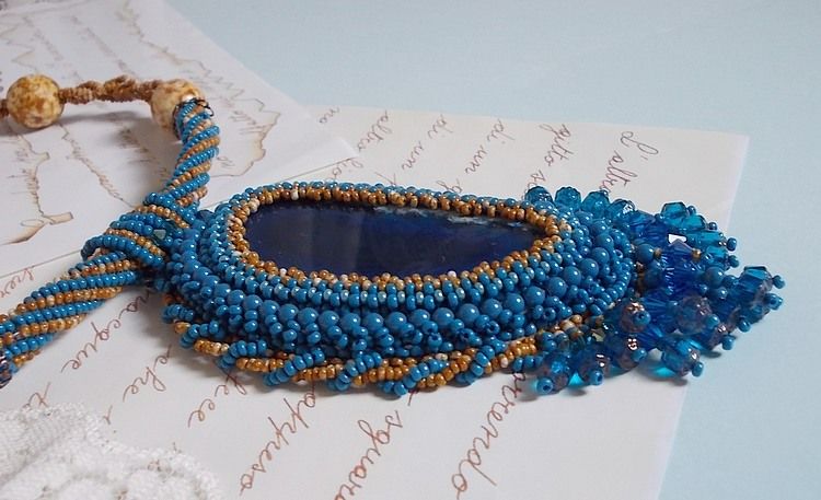 Collana con ciondolo Corsica ricamato con agata blu zaffiro e perline beige