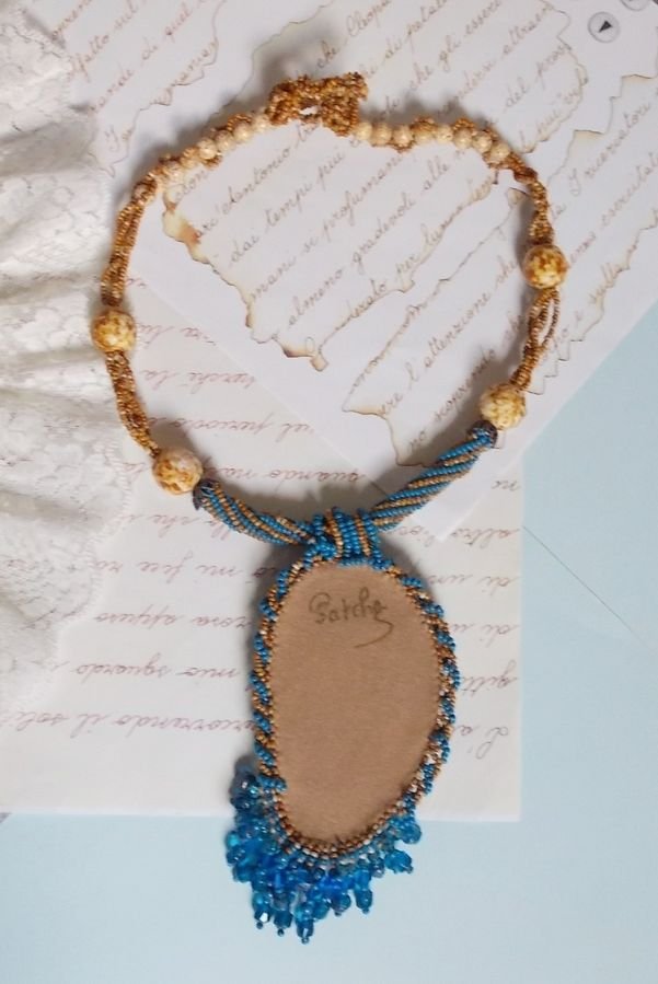 Collana con ciondolo Corsica ricamato con agata blu zaffiro e perline beige