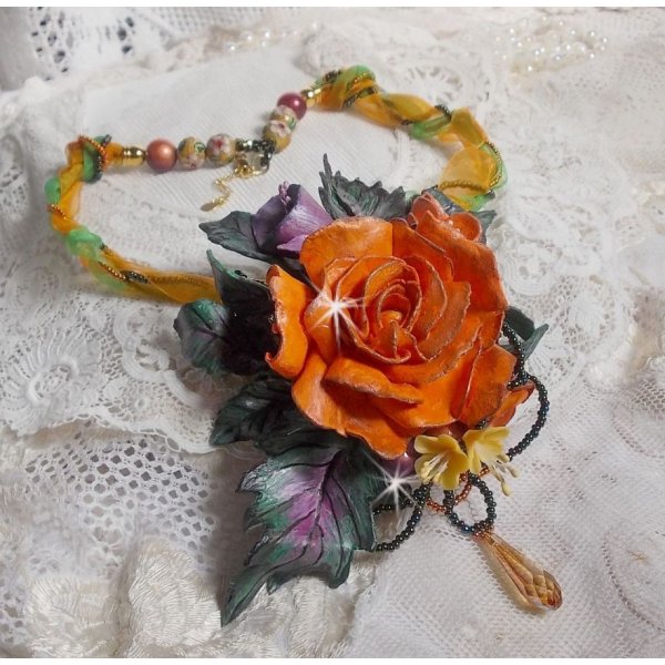 Collana con ciondolo Douceur de Printemps in porcellana fredda e varie perle