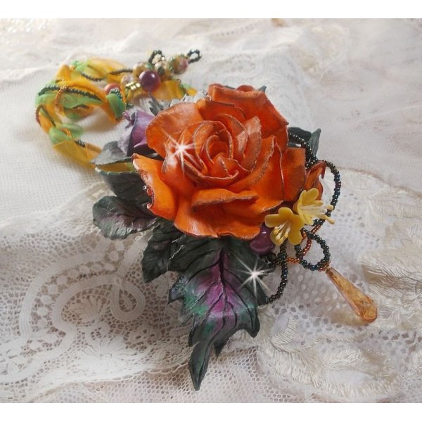 Collana con ciondolo Douceur de Printemps in porcellana fredda e varie perle