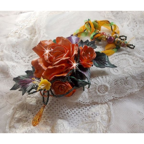 Collana con ciondolo Douceur de Printemps in porcellana fredda e varie perle