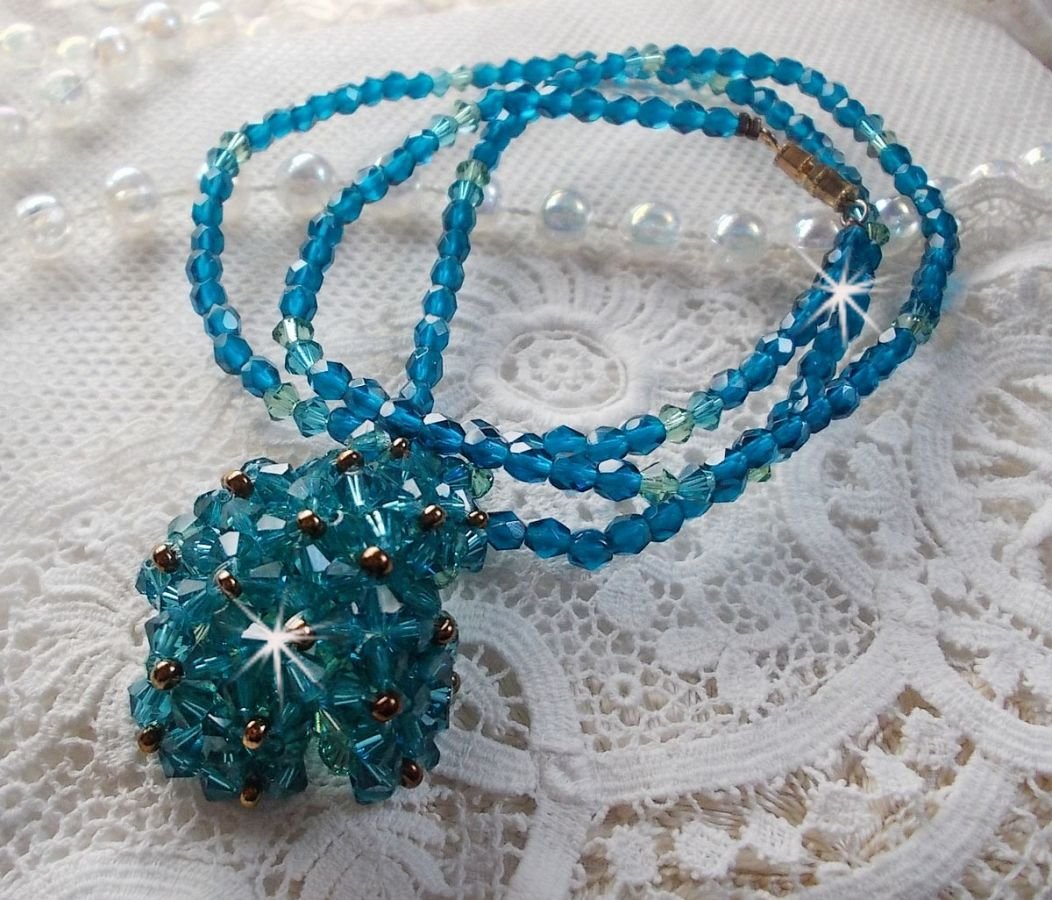 Collana con ciondolo in smeraldo e sfaccettature in cristallo Swarovski