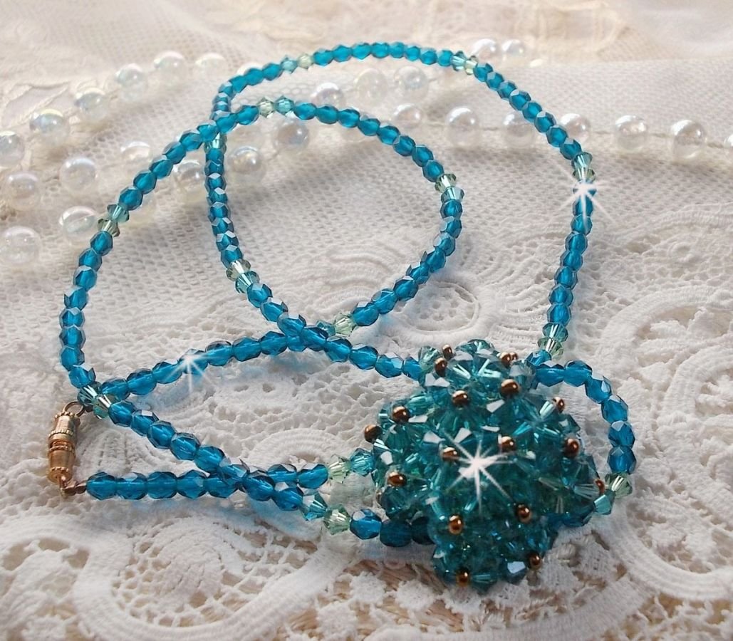 Collana con ciondolo in smeraldo e sfaccettature in cristallo Swarovski