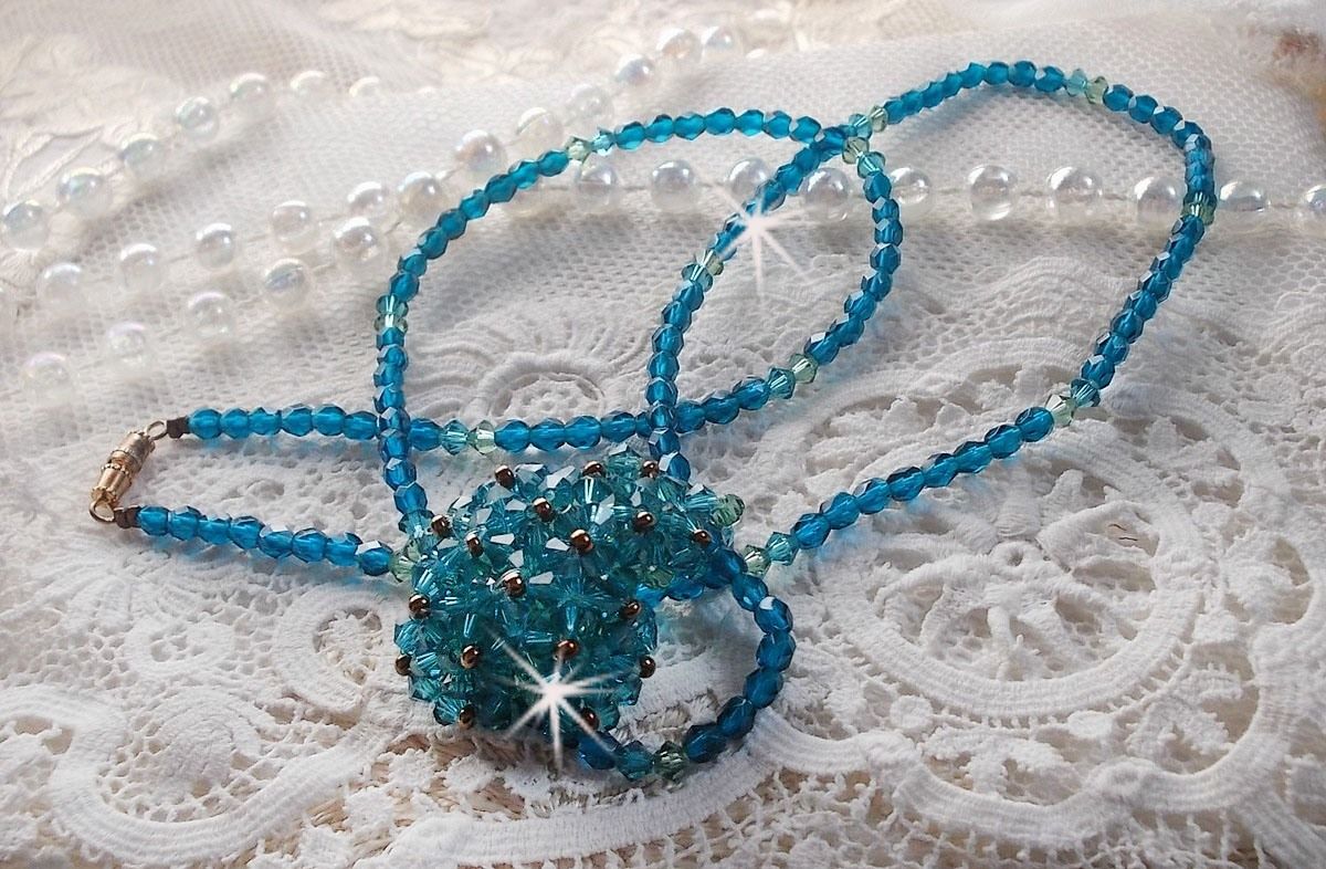 Collana con ciondolo in smeraldo e sfaccettature in cristallo Swarovski