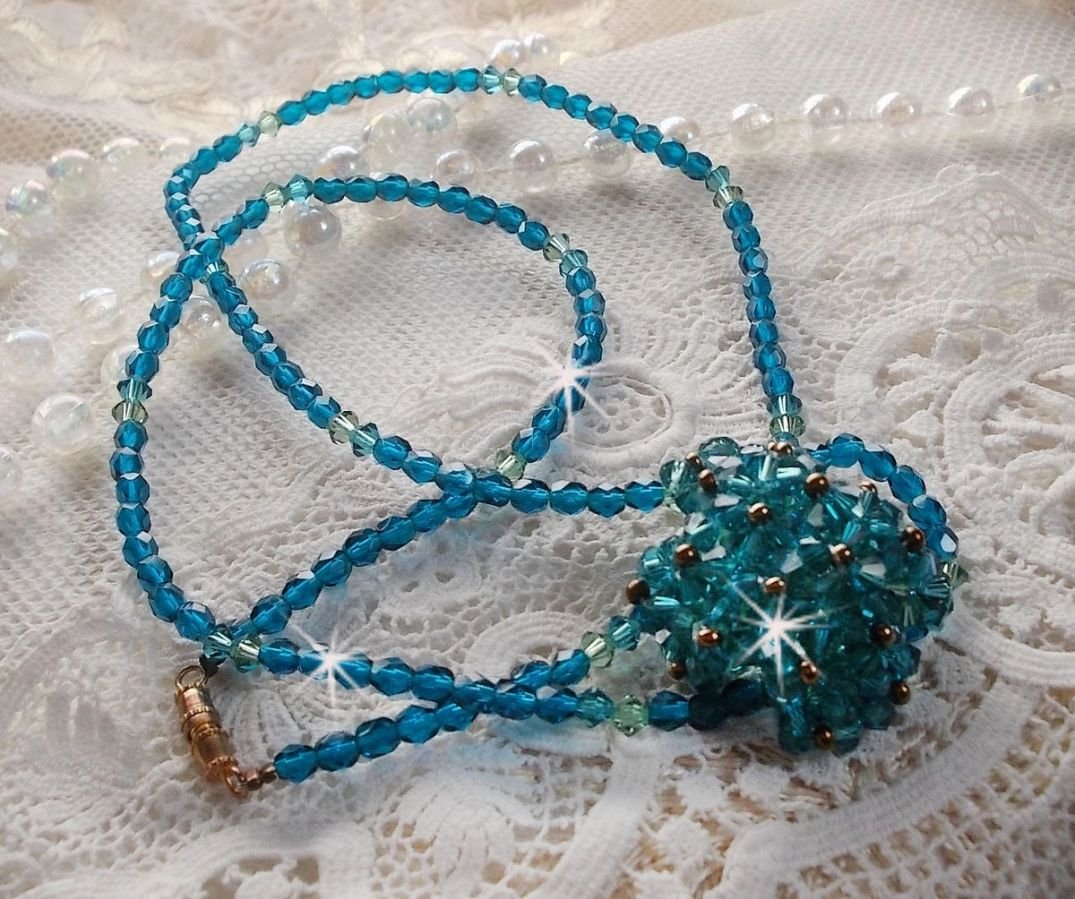 Collana con ciondolo in smeraldo e sfaccettature in cristallo Swarovski