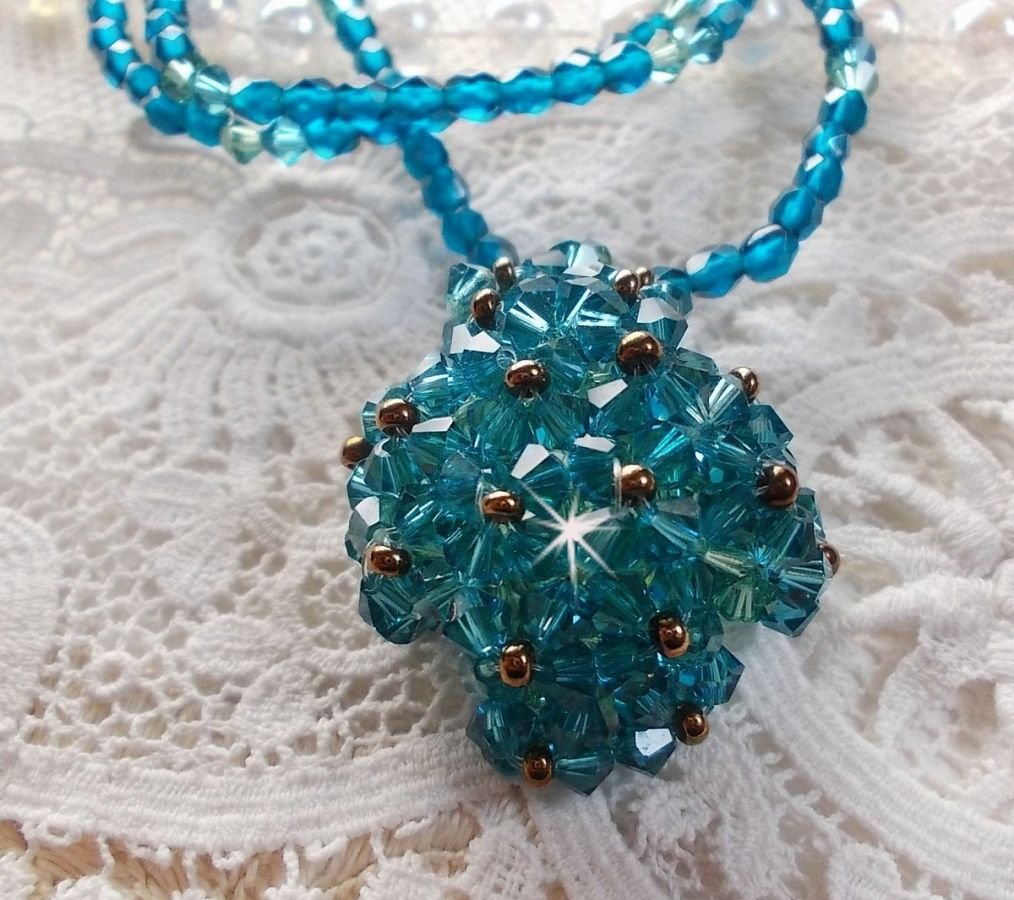 Collana con ciondolo in smeraldo e sfaccettature in cristallo Swarovski