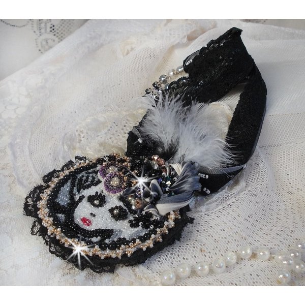 Collana con ciondolo a forma di fata nera con un bellissimo cappello di seta e perle.