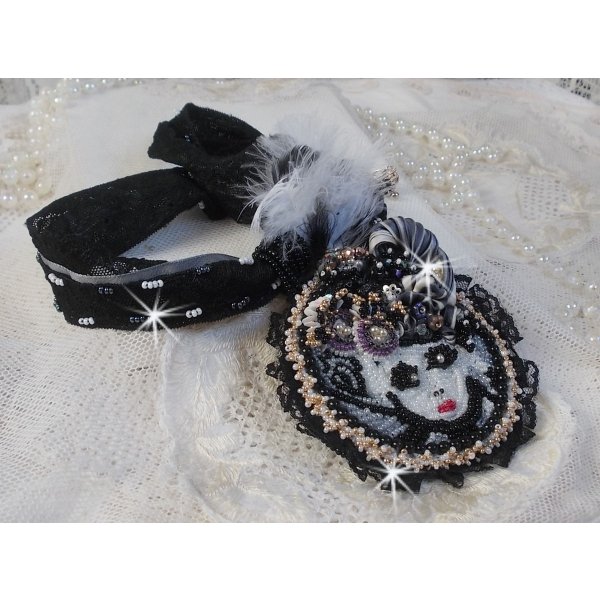 Collana con ciondolo a forma di fata nera con un bellissimo cappello di seta e perle.