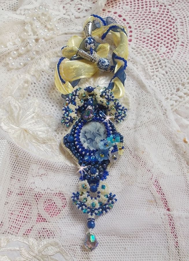 Collana con ciondolo Haute-Couture Blue Palace con perline colorate e cristalli Swarovski