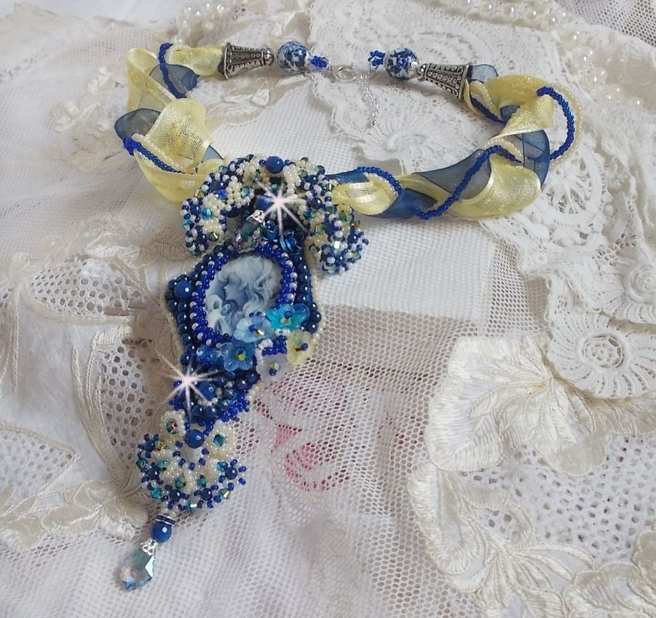 Collana con ciondolo Haute-Couture Blue Palace con perline colorate e cristalli Swarovski