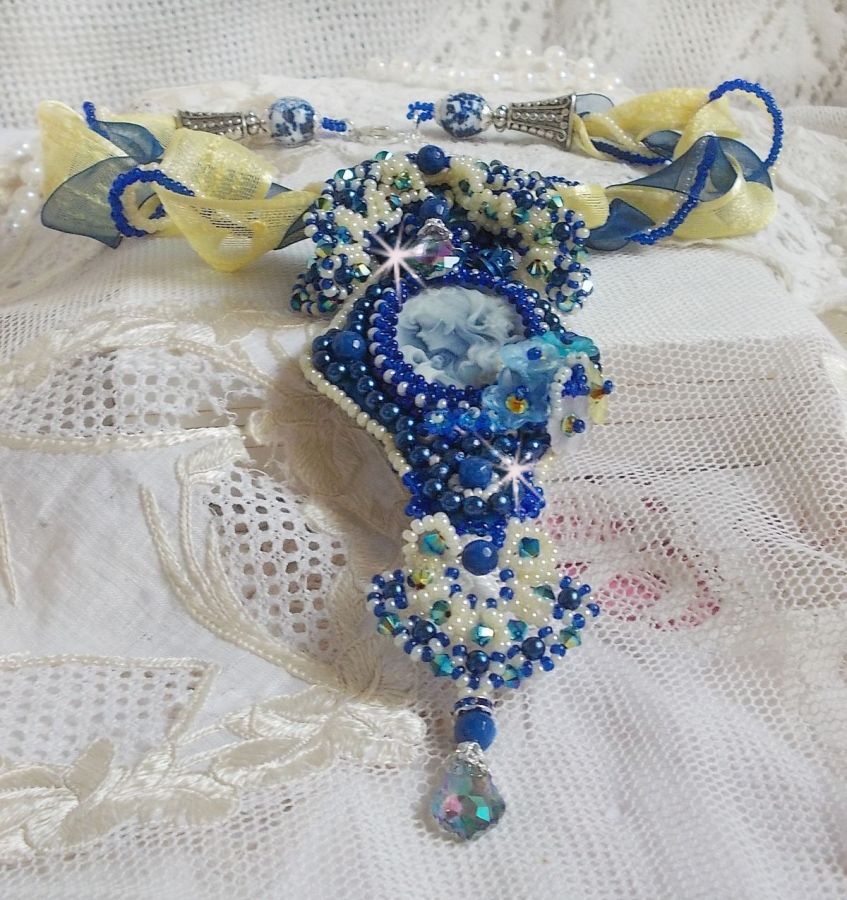 Collana con ciondolo Haute-Couture Blue Palace con perline colorate e cristalli Swarovski