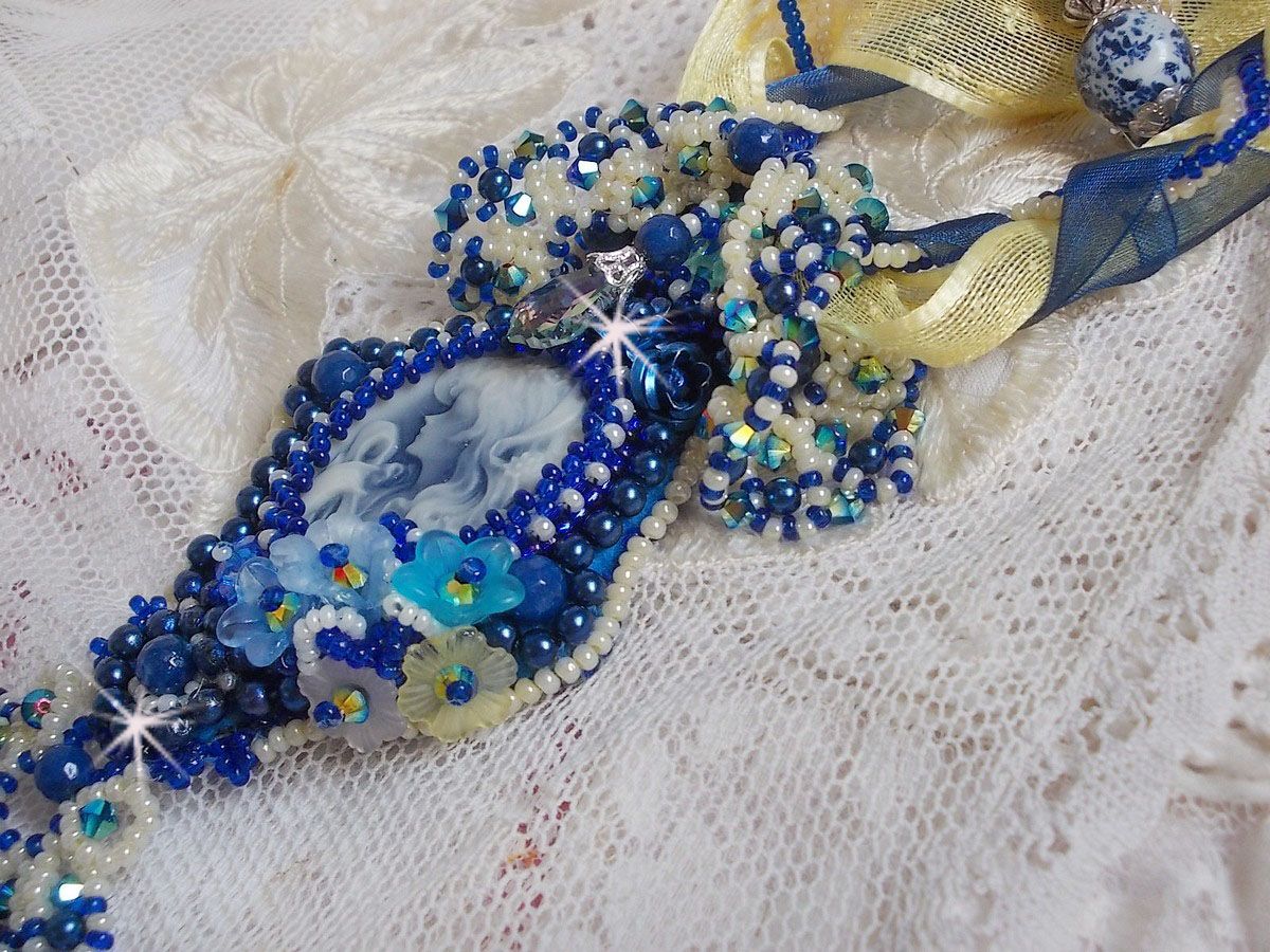 Collana con ciondolo Haute-Couture Blue Palace con perline colorate e cristalli Swarovski