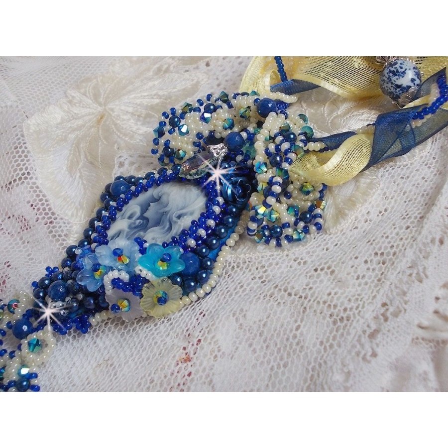 Collana con ciondolo Haute-Couture Blue Palace con perline colorate e cristalli Swarovski