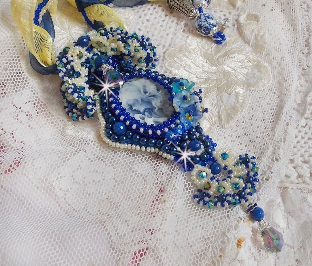 Collana con ciondolo Haute-Couture Blue Palace con perline colorate e cristalli Swarovski