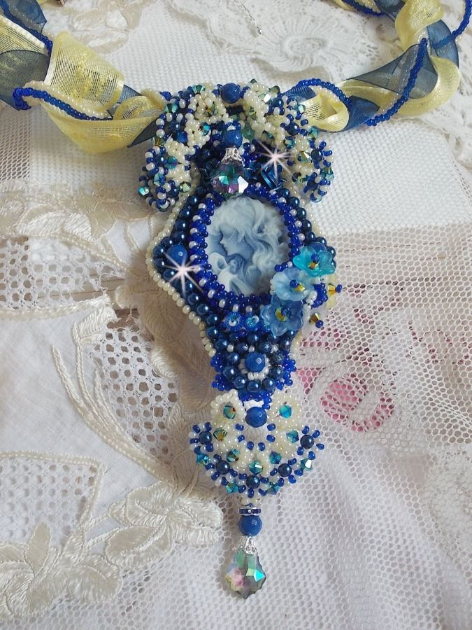 Collana con ciondolo Haute-Couture Blue Palace con perline colorate e cristalli Swarovski