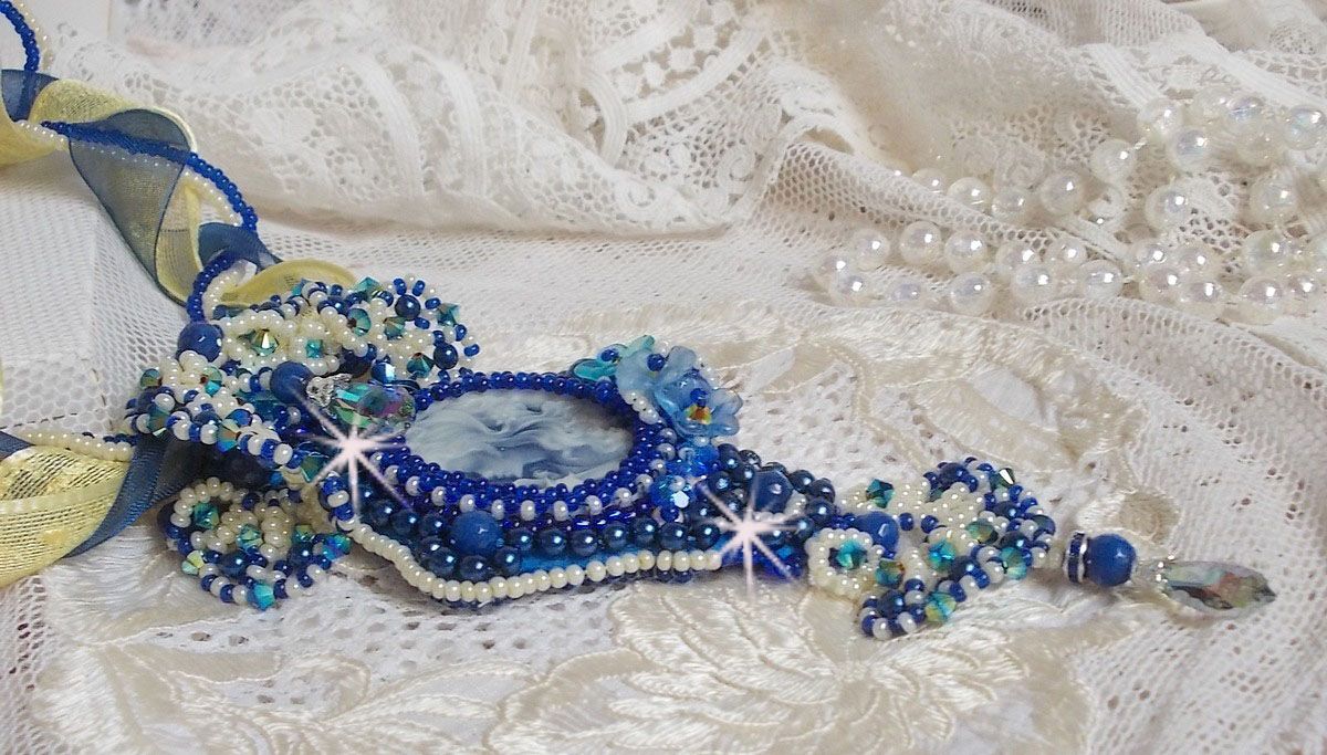 Collana con ciondolo Haute-Couture Blue Palace con perline colorate e cristalli Swarovski