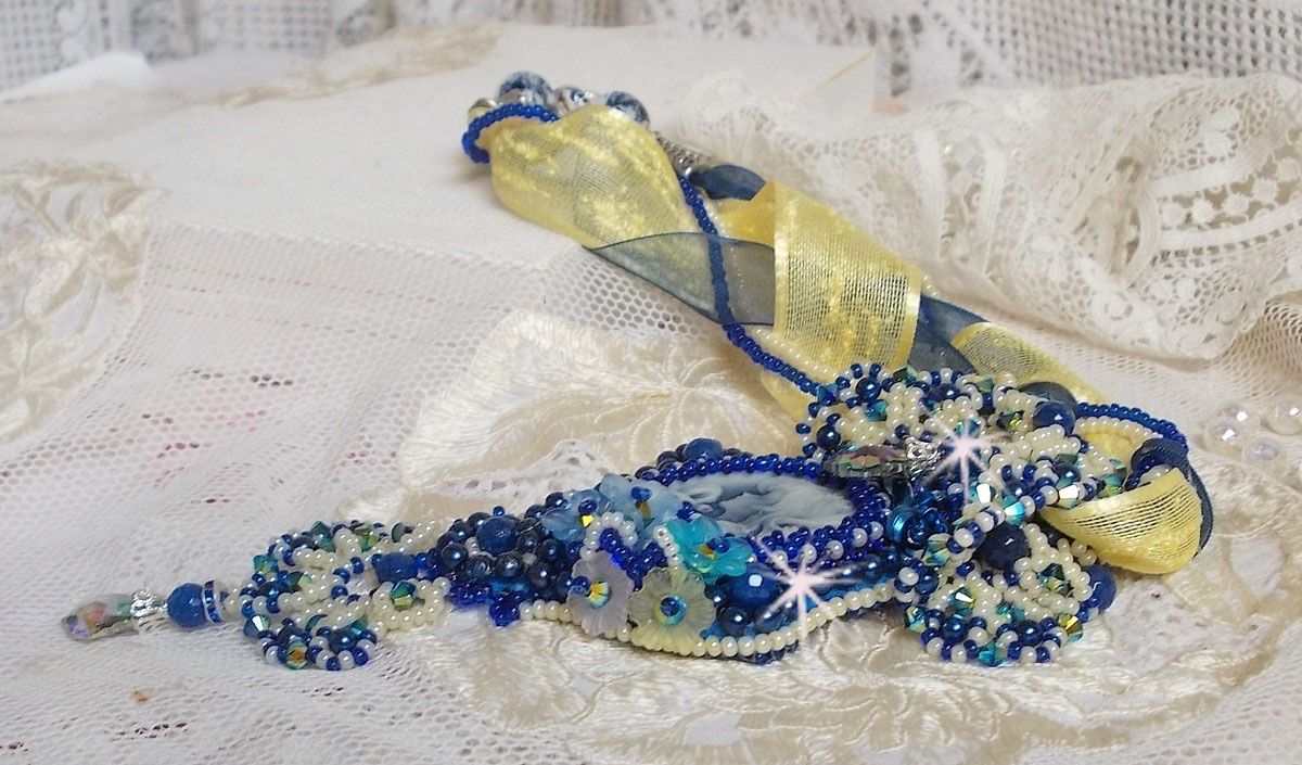 Collana con ciondolo Haute-Couture Blue Palace con perline colorate e cristalli Swarovski