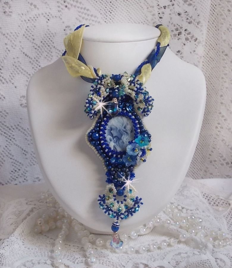 Collana con ciondolo Haute-Couture Blue Palace con perline colorate e cristalli Swarovski