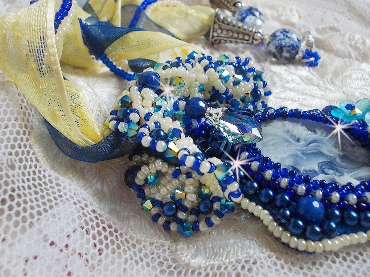 Collana con ciondolo Haute-Couture Blue Palace con perline colorate e cristalli Swarovski