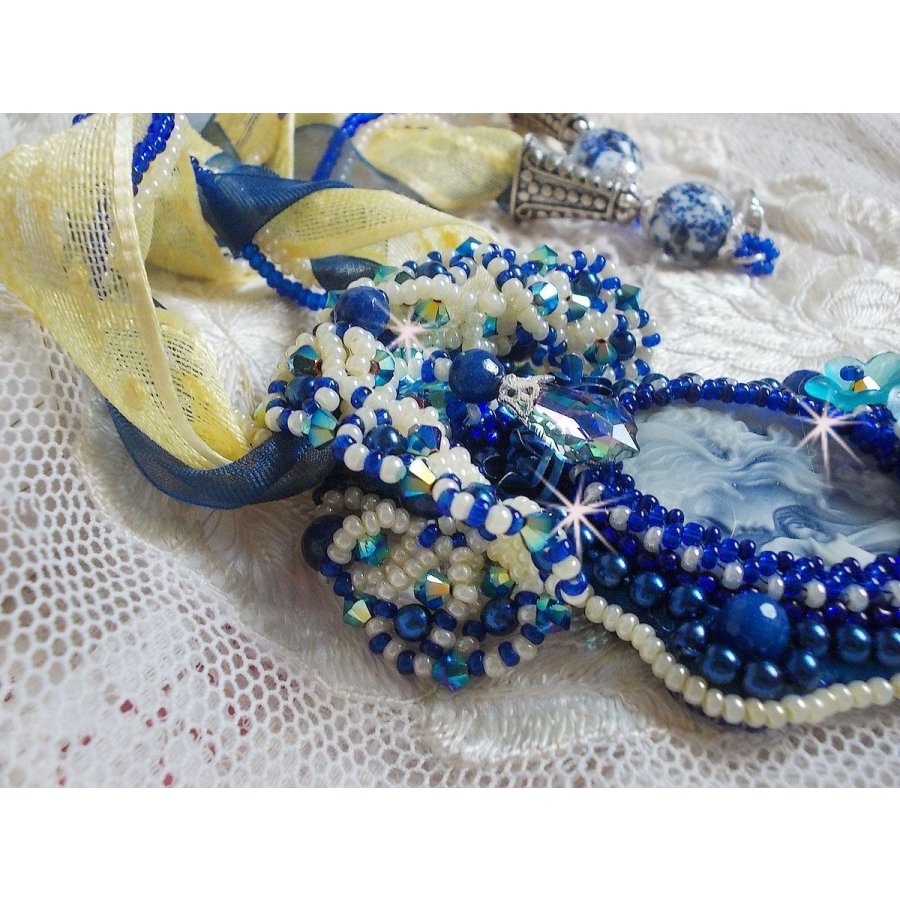 Collana con ciondolo Haute-Couture Blue Palace con perline colorate e cristalli Swarovski