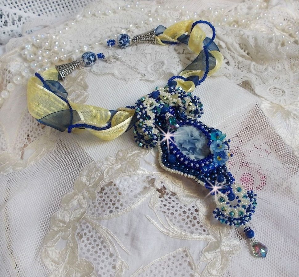 Collana con ciondolo Haute-Couture Blue Palace con perline colorate e cristalli Swarovski