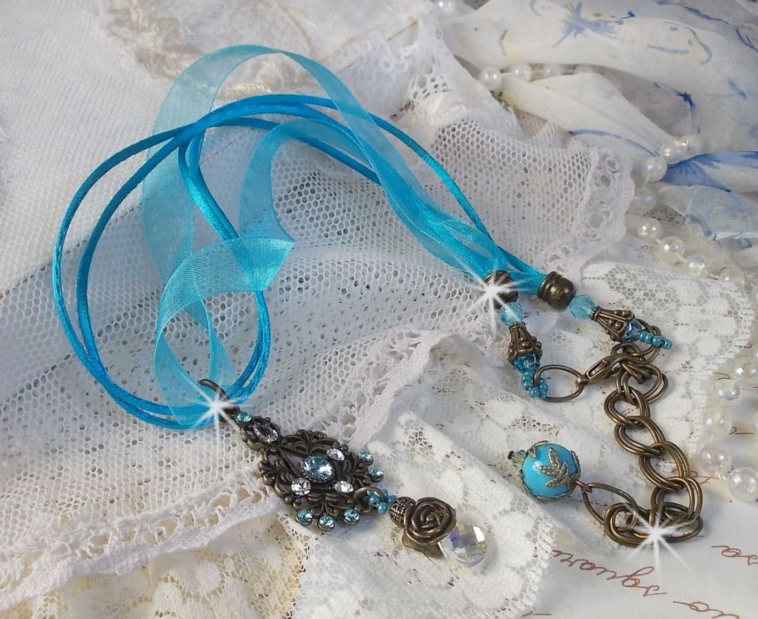 Collana con ciondolo Lady in Blue montata con cristalli Swarovski, distanziatori di fiori, coppe di fogliame e nastri