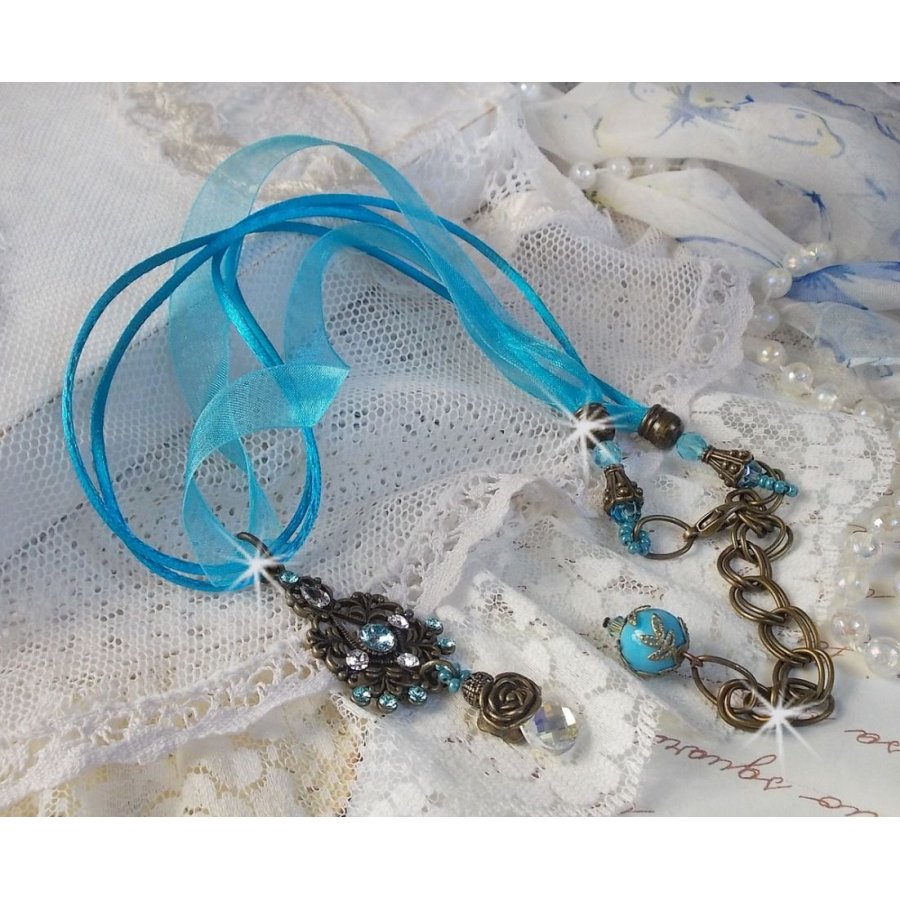 Collana con ciondolo Lady in Blue montata con cristalli Swarovski, distanziatori di fiori, coppe di fogliame e nastri