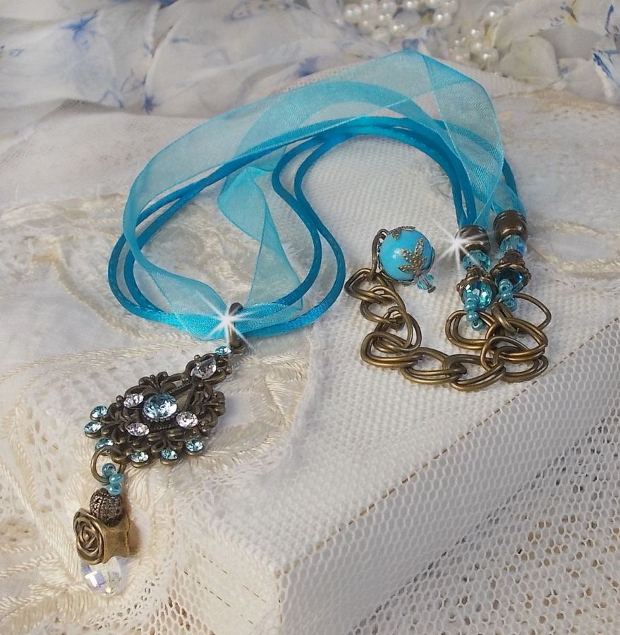 Collana con ciondolo Lady in Blue montata con cristalli Swarovski, distanziatori di fiori, coppe di fogliame e nastri