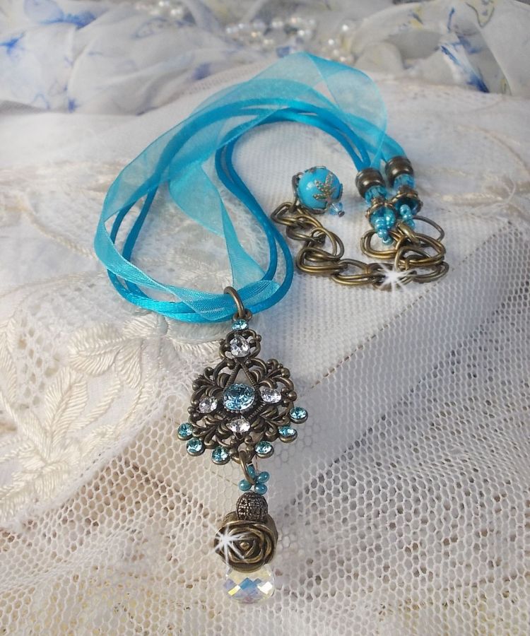 Collana con ciondolo Lady in Blue montata con cristalli Swarovski, distanziatori di fiori, coppe di fogliame e nastri