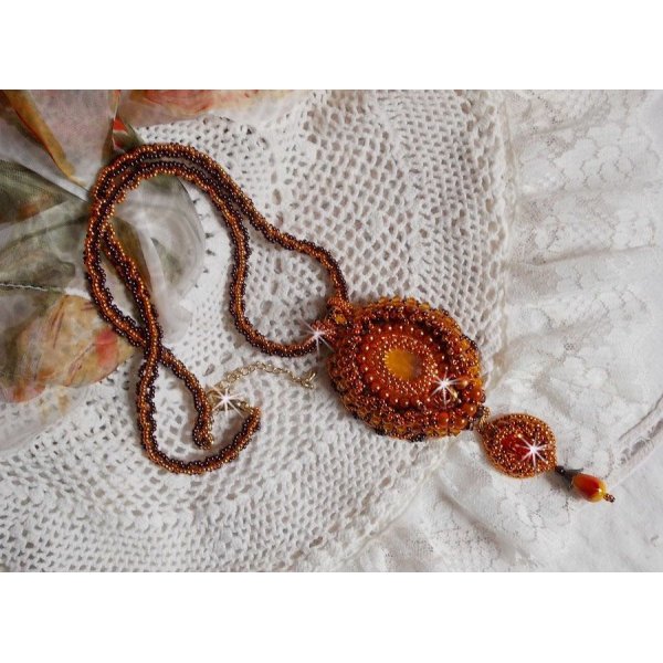 La collana con ciondolo Lady in Orange è ricamata con cristalli Swarovski, perline Miyuki e perline magiche.