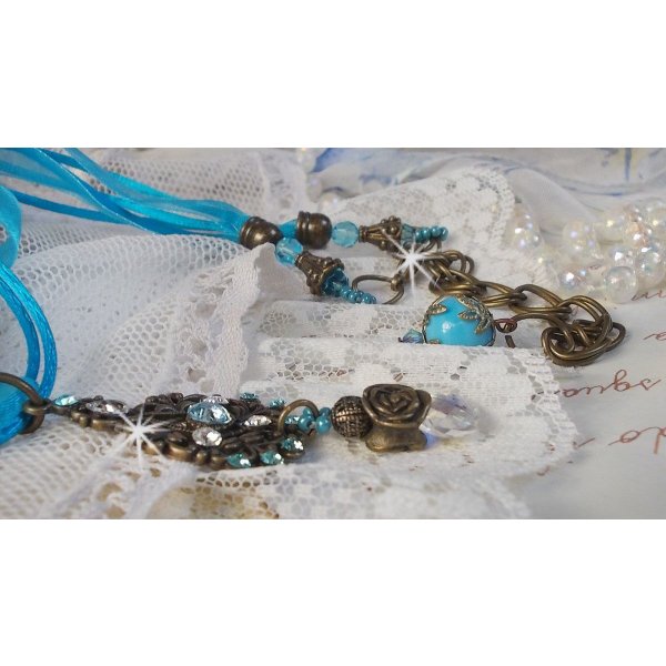 Collana con ciondolo Lady in Blue montata con cristalli Swarovski, distanziatori di fiori, coppe di fogliame e nastri