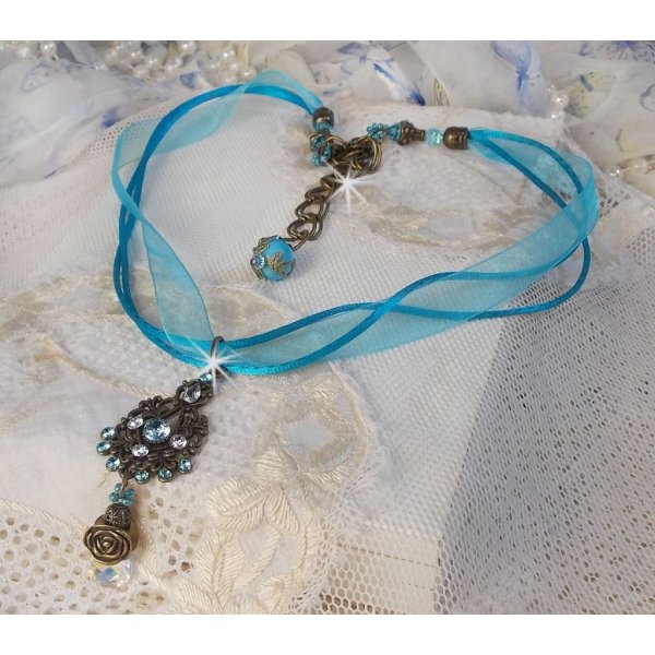 Collana con ciondolo Lady in Blue montata con cristalli Swarovski, distanziatori di fiori, coppe di fogliame e nastri