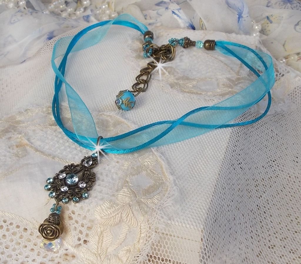 Collana con ciondolo Lady in Blue montata con cristalli Swarovski, distanziatori di fiori, coppe di fogliame e nastri