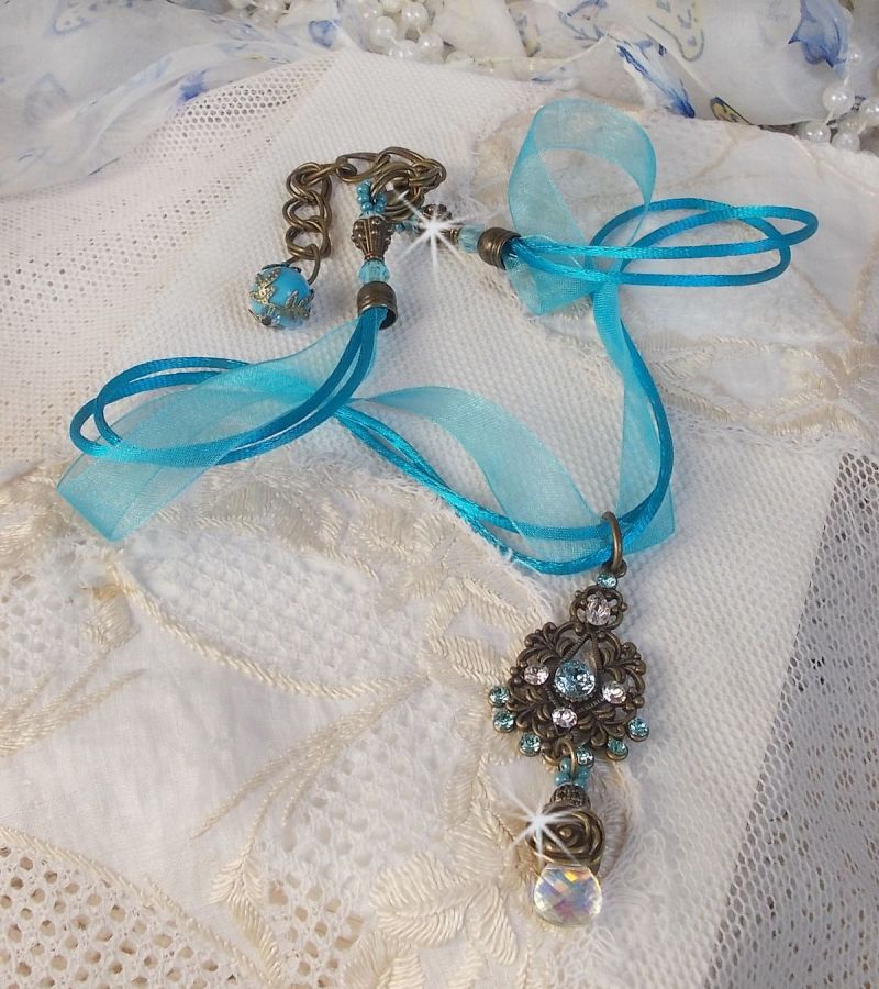 Collana con ciondolo Lady in Blue montata con cristalli Swarovski, distanziatori di fiori, coppe di fogliame e nastri