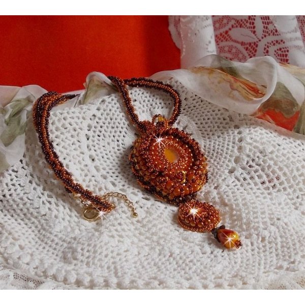 La collana con ciondolo Lady in Orange &egrave; ricamata con cristalli Swarovski, perline Miyuki e perline magiche.