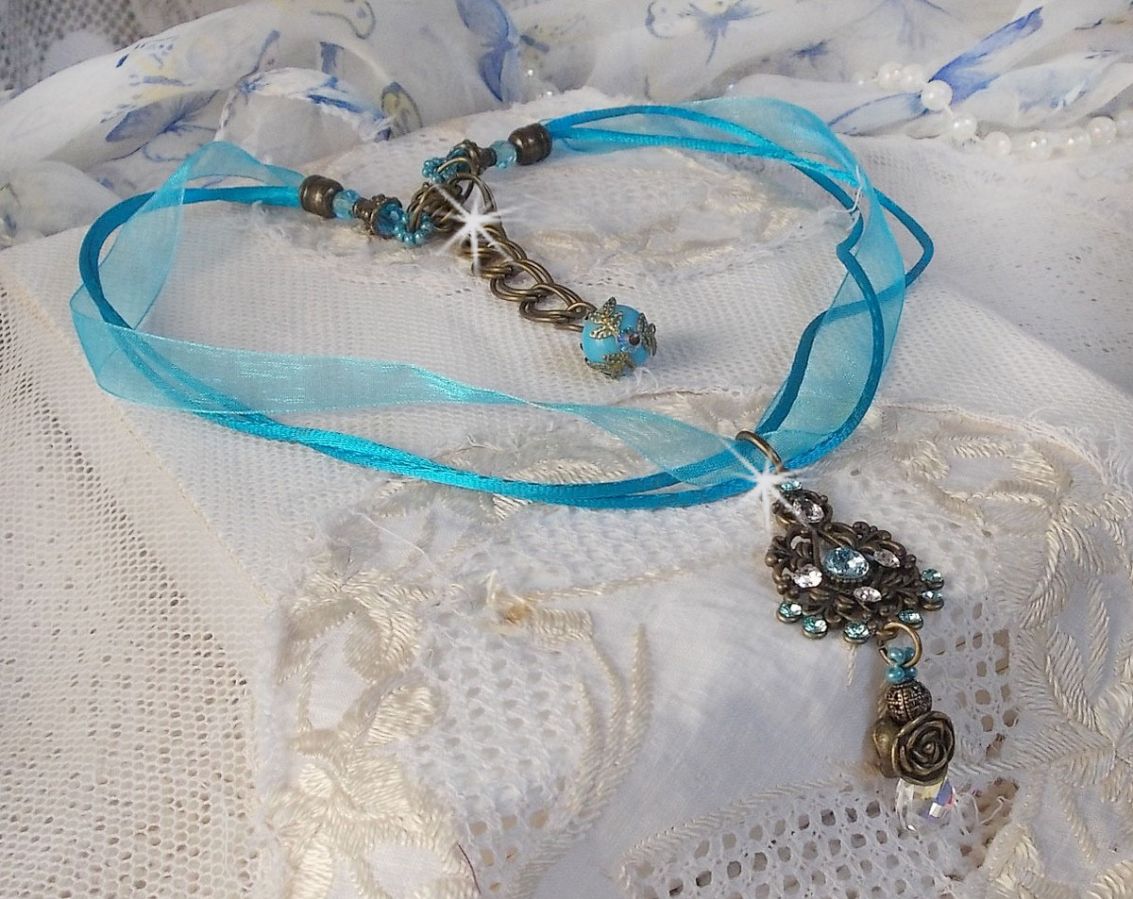 Collana con ciondolo Lady in Blue montata con cristalli Swarovski, distanziatori di fiori, coppe di fogliame e nastri