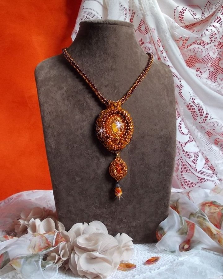 La collana con ciondolo Lady in Orange è ricamata con cristalli Swarovski, perline Miyuki e perline magiche.