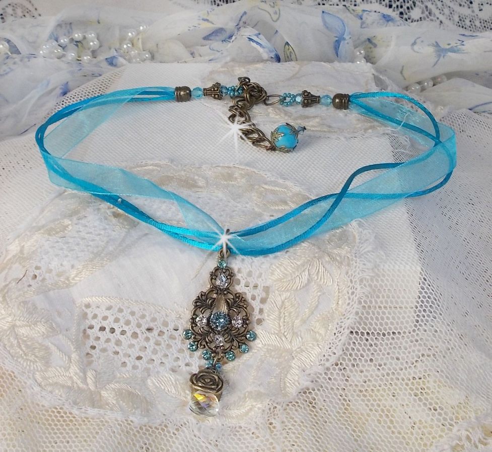 Collana con ciondolo Lady in Blue montata con cristalli Swarovski, distanziatori di fiori, coppe di fogliame e nastri