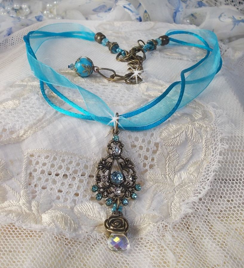 Collana con ciondolo Lady in Blue montata con cristalli Swarovski, distanziatori di fiori, coppe di fogliame e nastri