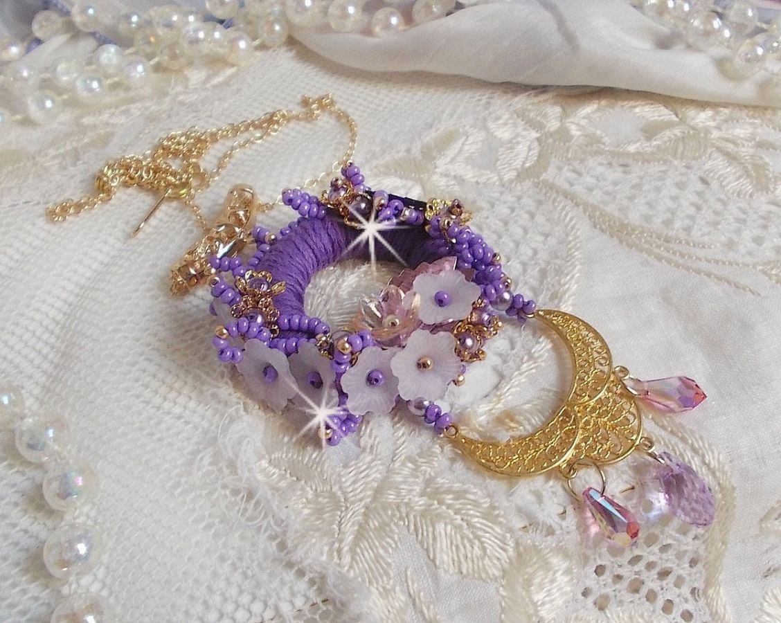 Collana con ciondolo Laureline ricamata con cotone DMC viola, cristalli Swarovski e fiori smerigliati.