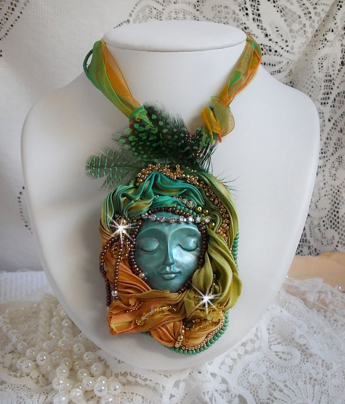 Collier pendentif Lune V&eacute;nitienne brod&eacute; avec un tr&egrave;s beau ruban de soie, des cristaux de Swarovski et d'autres perles de qualit&eacute; 