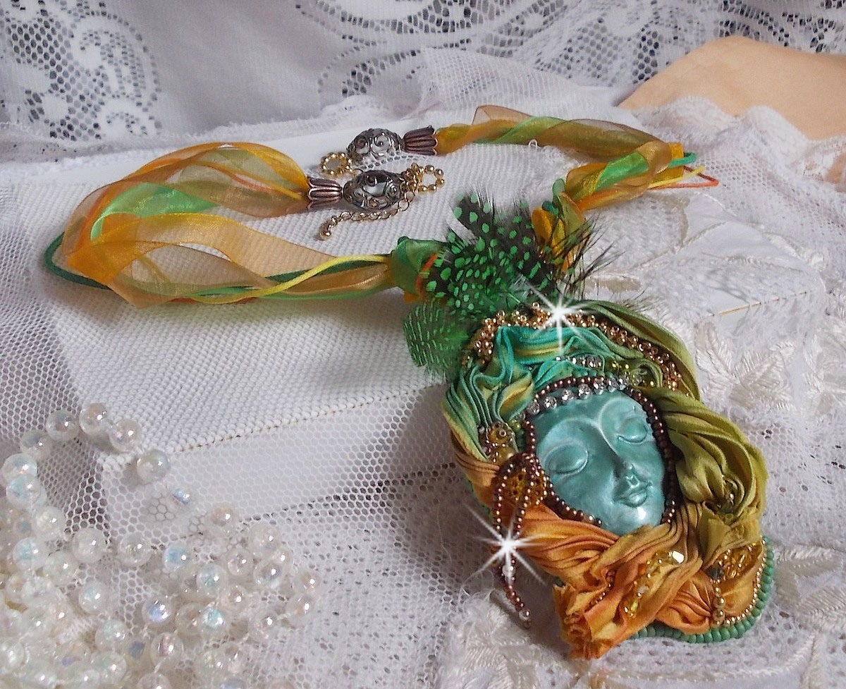 Collier pendentif Lune Vénitienne brodé avec un très beau ruban de soie, des cristaux de Swarovski et d'autres perles de qualité 