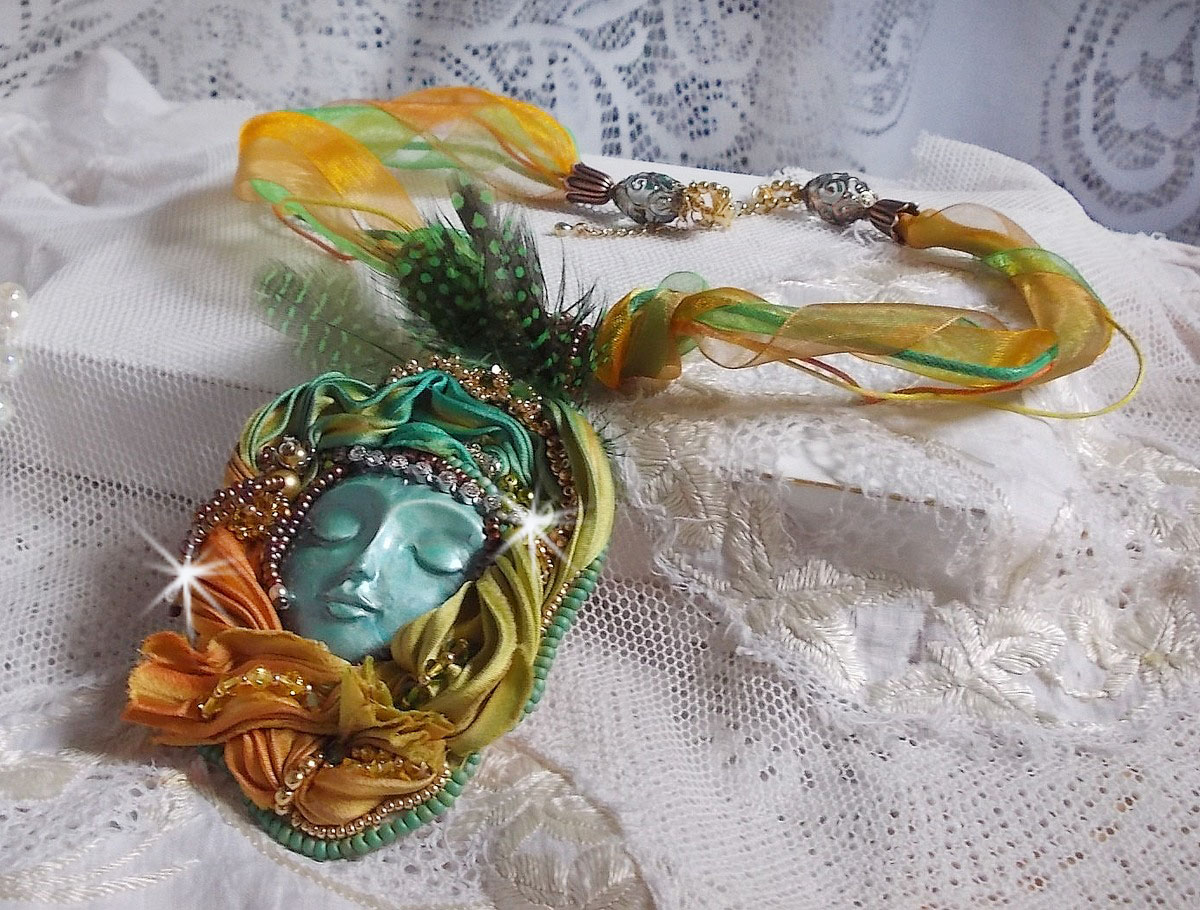 Collier pendentif Lune Vénitienne brodé avec un très beau ruban de soie, des cristaux de Swarovski et d'autres perles de qualité 