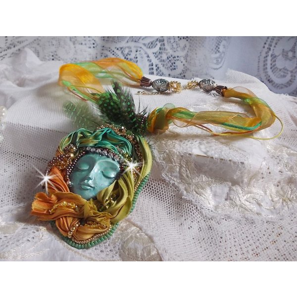 Collier pendentif Lune V&eacute;nitienne brod&eacute; avec un tr&egrave;s beau ruban de soie, des cristaux de Swarovski et d'autres perles de qualit&eacute; 