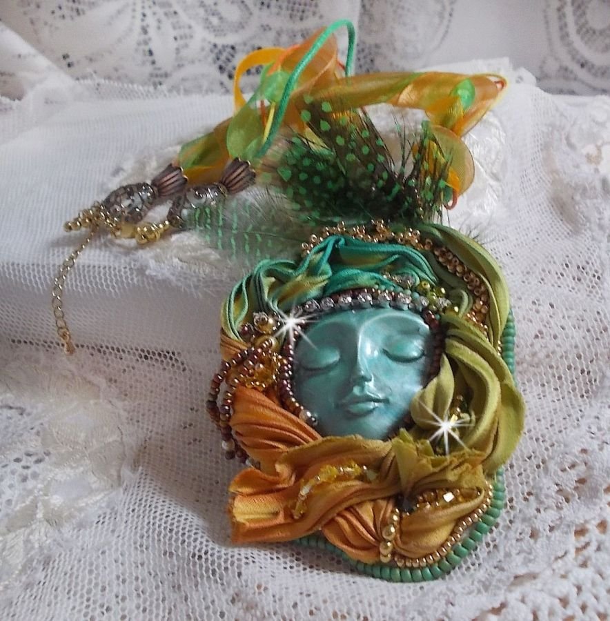 Collier pendentif Lune Vénitienne brodé avec un très beau ruban de soie, des cristaux de Swarovski et d'autres perles de qualité 